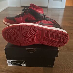 Like new Men’s Nike Air Jordan 1 Mid Sneakers